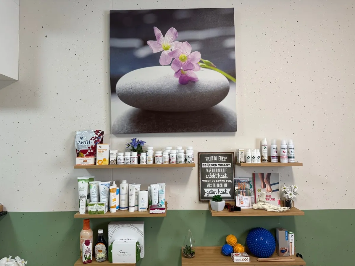 Regal in der Praxis mit Forever-Living-Aloe-Vera-Produkten: Gels, Lotionen, Nahrungsergänzung und Fusspflegeprodukte